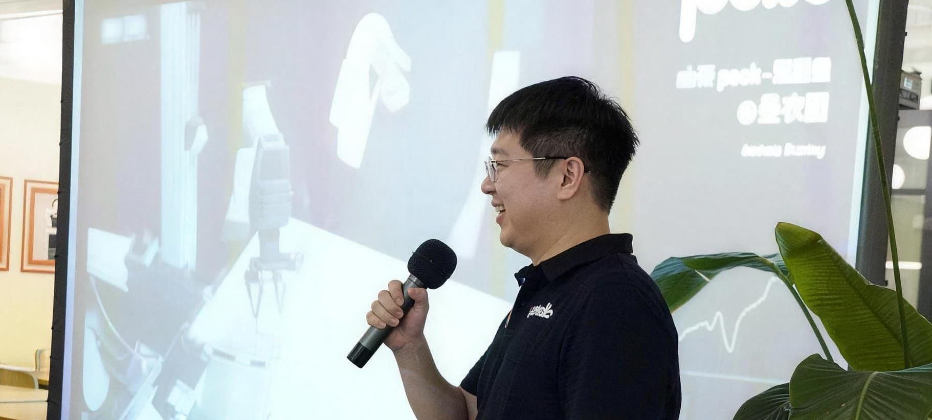 WAIC 2026 现场:破壳机器人创始人许华哲在央视新闻舞台分享通用机器人之道